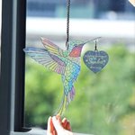 Ornamento in acrilico personalizzato “In Loving Memory” con colibrì, farfalla e decorazioni scintillanti, con nome e anno – Oggetto decorativo per la casa, regalo commemorativo per familiari e amici 1