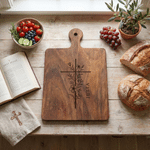 Tabla de cortar de madera con diseño personalizado de cruz cristiana y flores, con asa y nombre grabado; decoración de cocina y regalo de inauguración de casa para familiares y amigos
