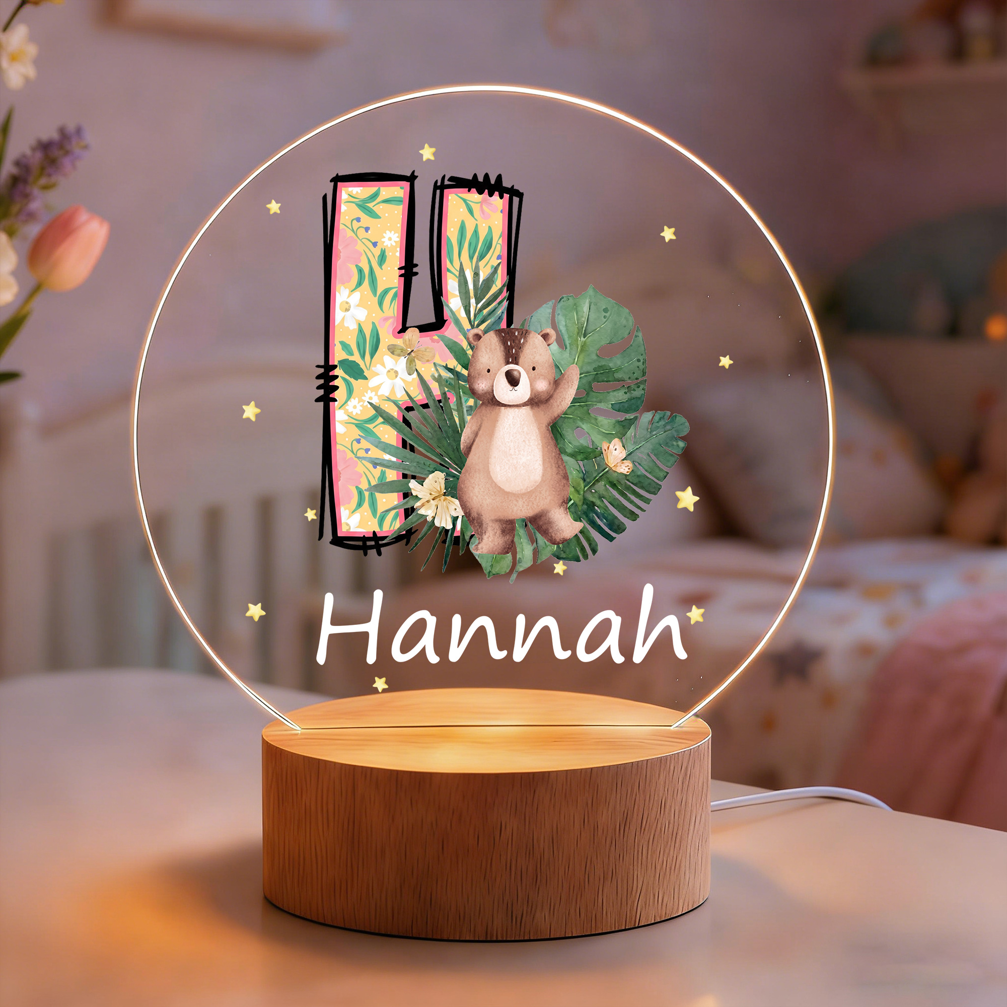 Personalisiertes, niedliches LED-Nachtlicht mit Tier- und Blumenmotiv sowie Initialen, Holzsockel und Namen – Wohnaccessoire und Geburtstagsgeschenk für Kinder