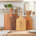 Tabla de cortar de madera con diseño personalizado de cruz cristiana y flores, con asa y nombre grabado; decoración de cocina y regalo de inauguración de casa para familiares y amigos