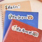 Personlig tilpassede, vanntette klistremerker med regnbue- og lærermotiver fra Apple Books – en gave til lærerdagen og skolestarten