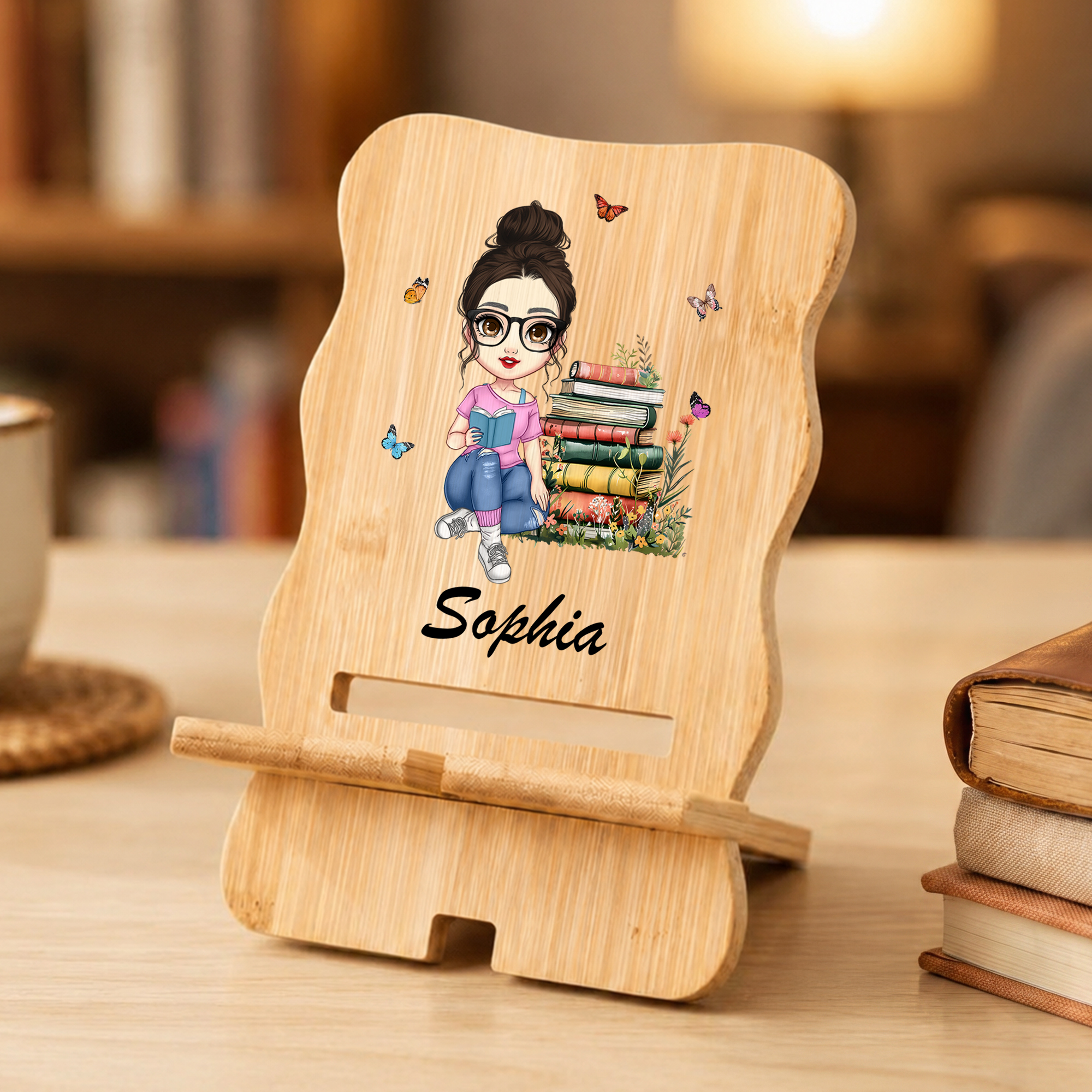 Individuell gestalteter Handy- und iPad-Ständer aus Bambusholz mit Cartoon-Figur und Namen – Schreibtischdekoration und Geburtstagsgeschenk für Schüler, Freunde und Lesebegeisterte