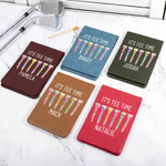 Personlig ”It’s Tee Time”-golftee i PU-läder – hållare för golfresultatkort med namn – perfekt som present till golfare och tränare, både för daglig träning och tävlingsdagar