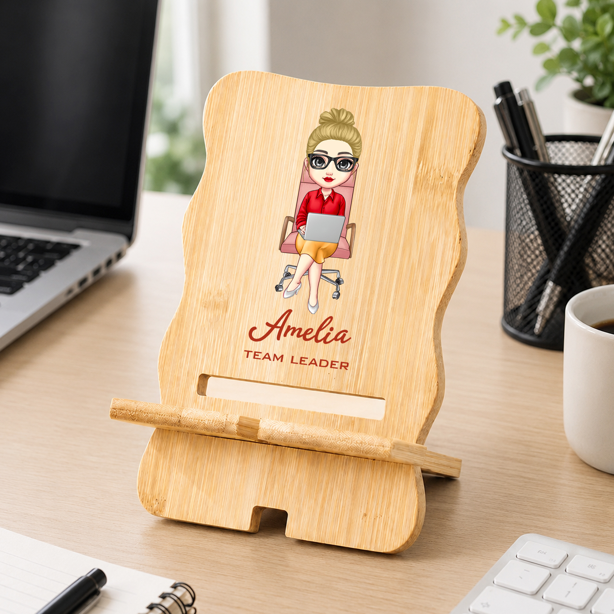 Individuell gestalteter Handyhalter aus Holz mit Cartoon-Figur für das Büro, mit Namen – für den täglichen Gebrauch im Büro, als Geburtstagsgeschenk für Kollegen und Büroangestellte