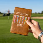 Personlig ”It’s Tee Time”-golftee i PU-läder – hållare för golfresultatkort med namn – perfekt som present till golfare och tränare, både för daglig träning och tävlingsdagar