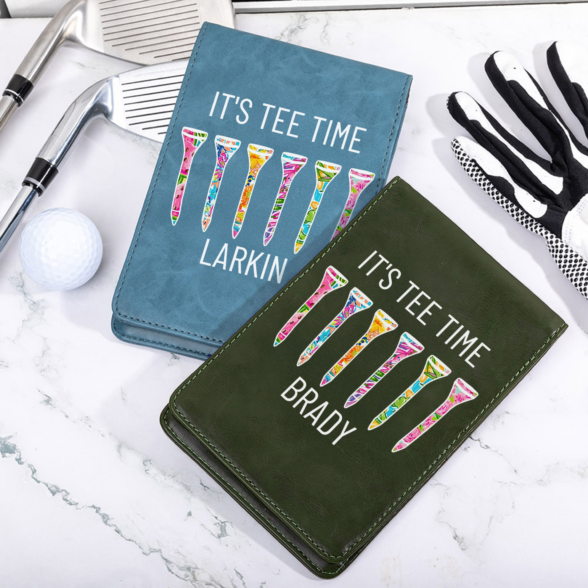 Personalisierter „It's Tee Time“-Golf-Tee aus PU-Leder – Halter für die Golf-Scorekarte mit Namen – für das tägliche Training, den Spieltag – Geschenk für Golfspieler und Trainer