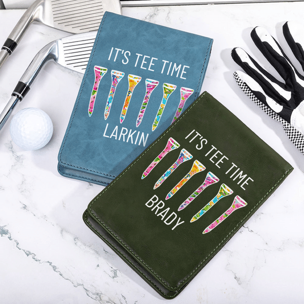 Personlig ”It’s Tee Time”-golftee i PU-läder – hållare för golfresultatkort med namn – perfekt som present till golfare och tränare, både för daglig träning och tävlingsdagar