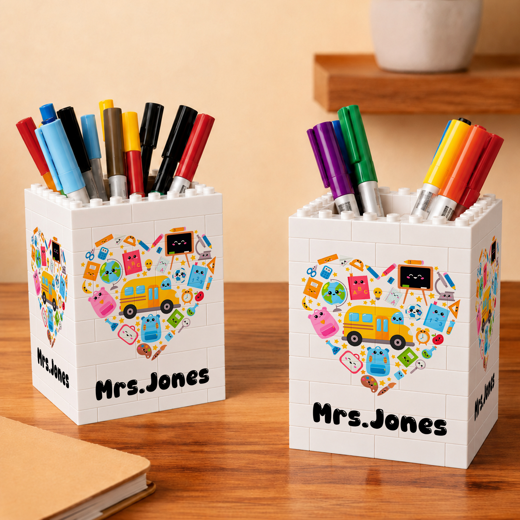 Personalisierter, niedlicher Stifthalter in Form eines Buchherzens im Schul-Design aus Bausteinen mit Namensgravur – Schreibtischdekoration, Geschenk zum Schulanfang oder Geburtstag für Kinder, Schüle
