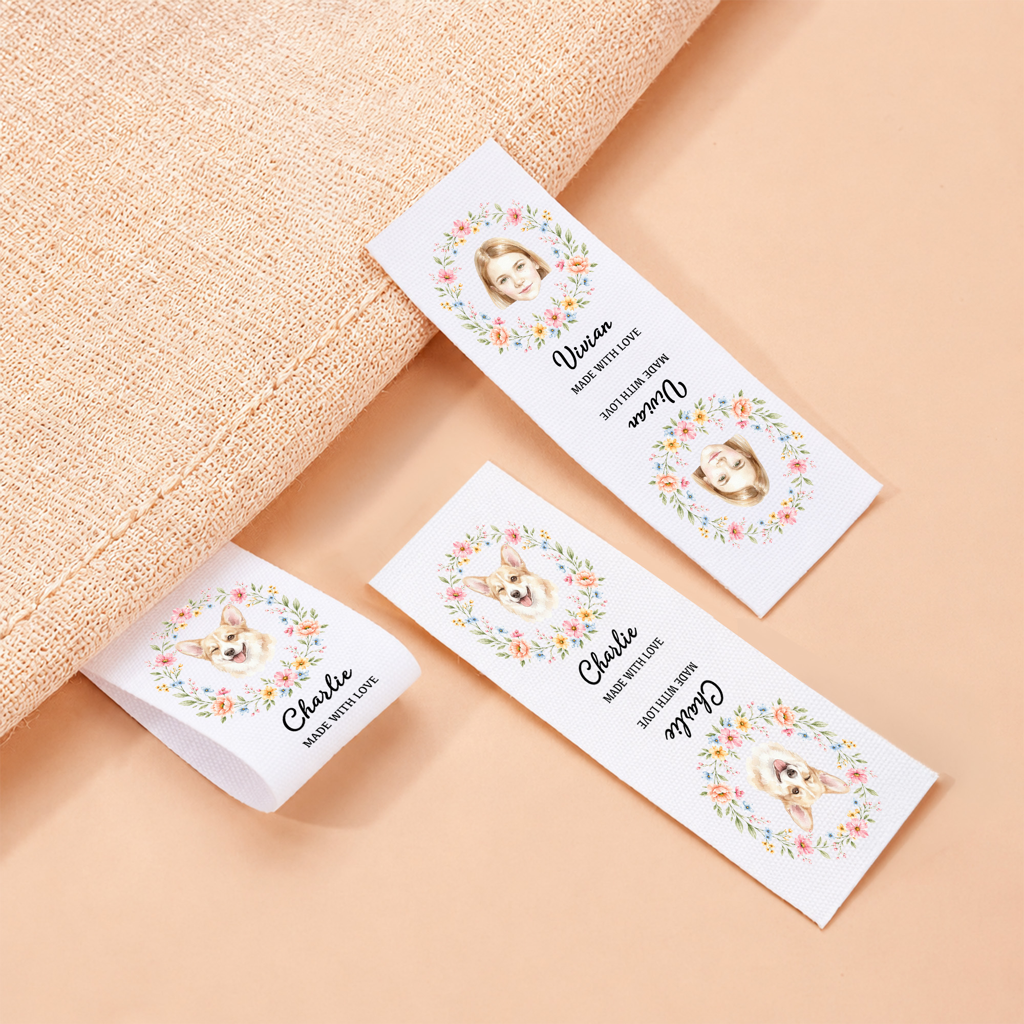 Personalisierte Baumwoll-Nähetiketten mit Blumenkranz-Motiv in Aquarelloptik und Gesichtsfoto, 50 Stück – Geburtstagsgeschenk für Liebhaber von Stricken und DIY-Basteln