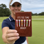 Personlig ”It’s Tee Time”-golftee i PU-läder – hållare för golfresultatkort med namn – perfekt som present till golfare och tränare, både för daglig träning och tävlingsdagar