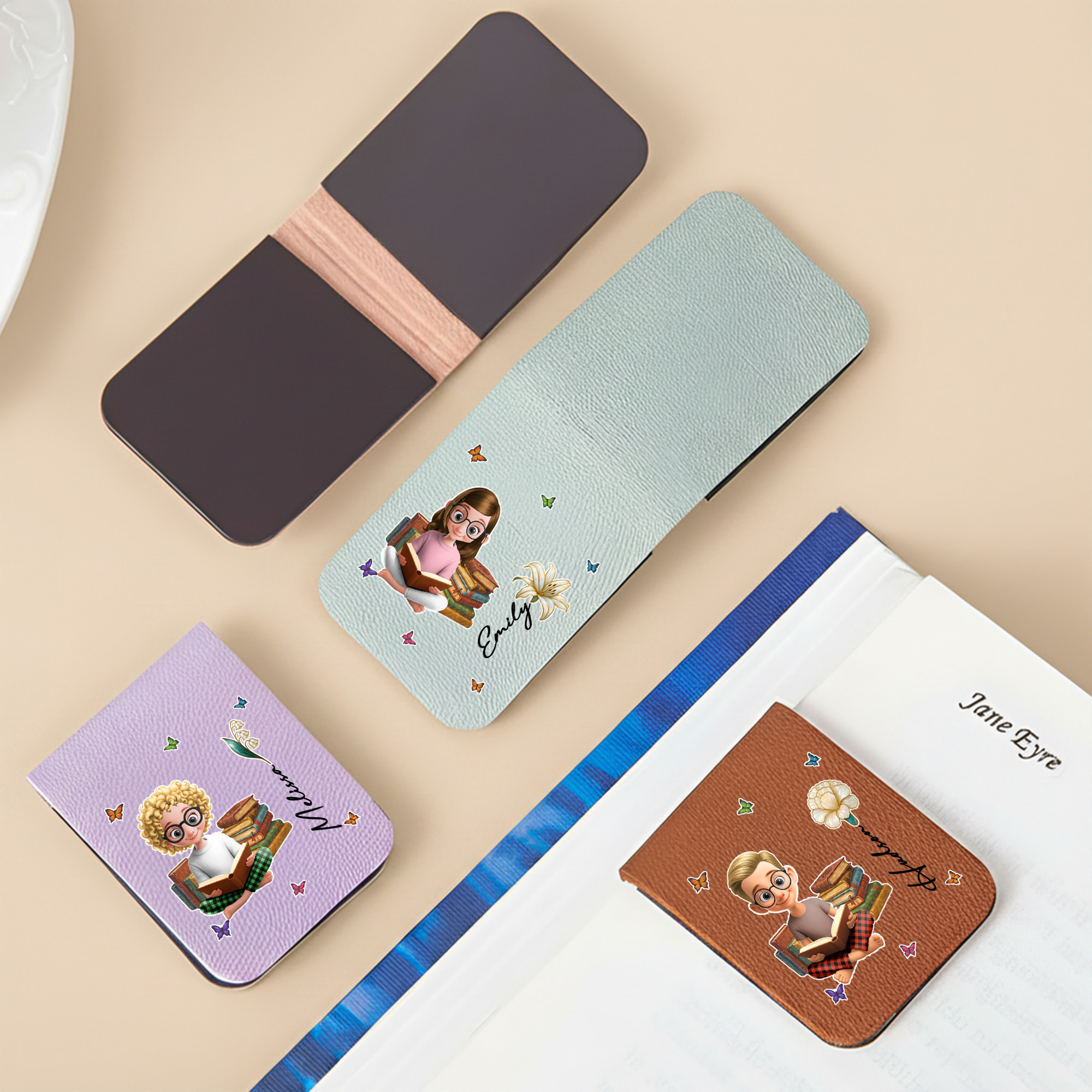 Personalisierter Lesezeichen-Clip aus PU-Leder mit Schmetterling, Geburtsblume und Comic-Figur, mit Namen – Accessoire für die tägliche Lektüre, Geburtstagsgeschenk für Bücherwürmer