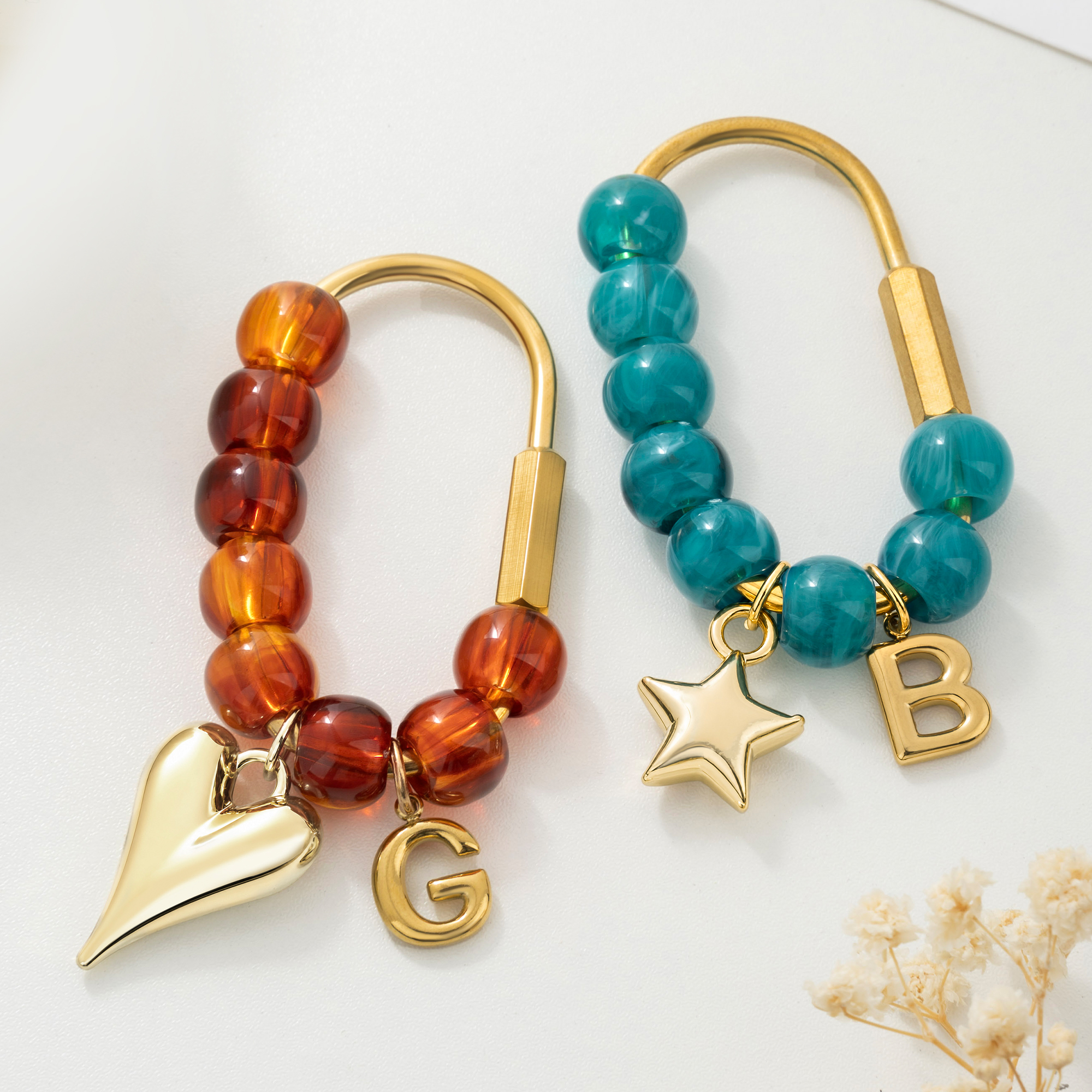 Personalisierter Schlüsselanhänger mit Karabinerhaken, Perlen und Initialen in Bubble-Optik sowie Herz- und Stern-Anhänger – Accessoire für die Handtasche, Geburtstagsgeschenk für Freunde und Familie