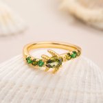 Personlig ring i sterlingsølv med havskilpadde og 1–8 små fødselssteiner – elegant smykke som gave til morsdag, bursdag eller bryllupsdag for kvinner som elsker havet