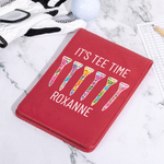 Personlig ”It’s Tee Time”-golftee i PU-läder – hållare för golfresultatkort med namn – perfekt som present till golfare och tränare, både för daglig träning och tävlingsdagar