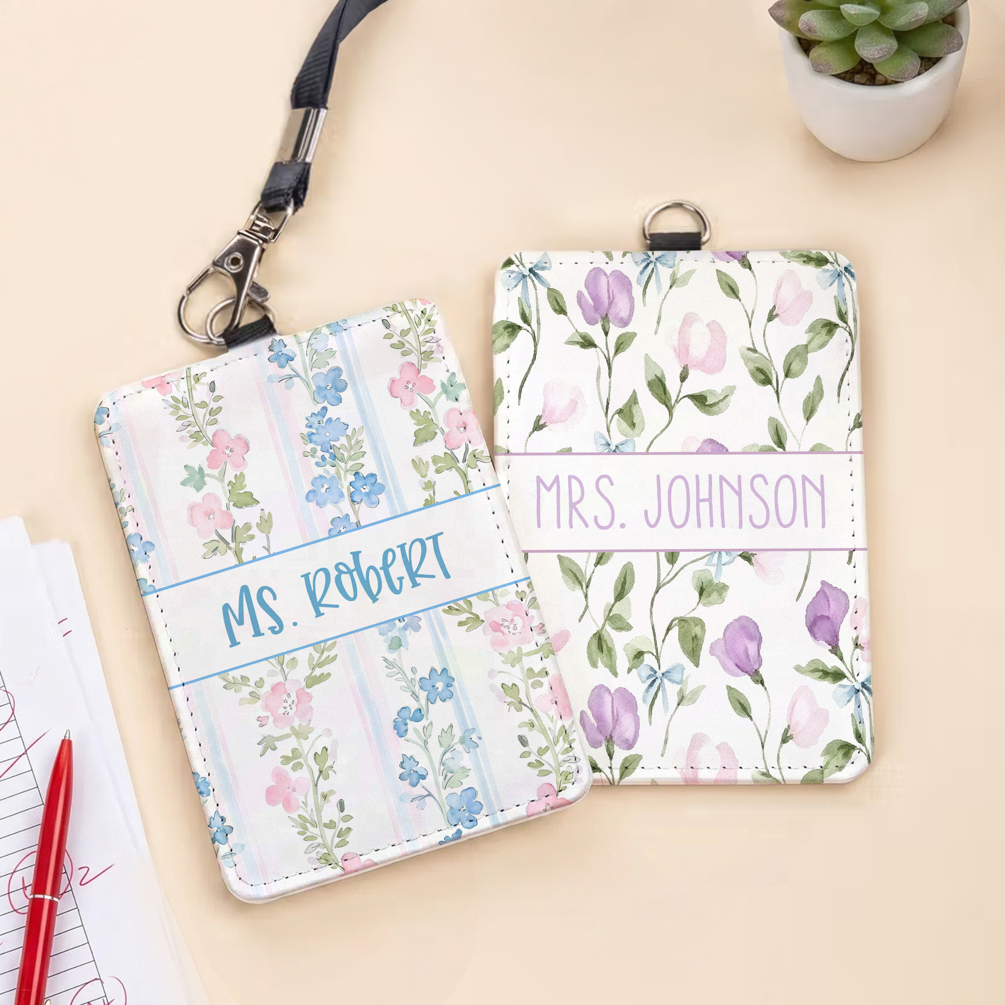 Personalisierter Ausweishalter aus PU-Leder im Retro-Blumenmuster mit Schriftzug – Geschenk zum Lehrertag und zum Schulanfang für Lehrer