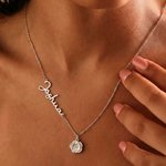 Individuell gestaltete Halskette mit Geburtsblume und Namen – zierlicher Schmuck als Geschenk zum Geburtstag oder zum Jahrestag für Freunde und Familie