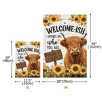 Personalisierte „Welcome-Ish“-Gartenfahne mit Highland-Cow- und Sonnenblumenmotiv – Gartendekoration für den Außenbereich, Einweihungsgeschenk für Liebhaber von Highland-Cows