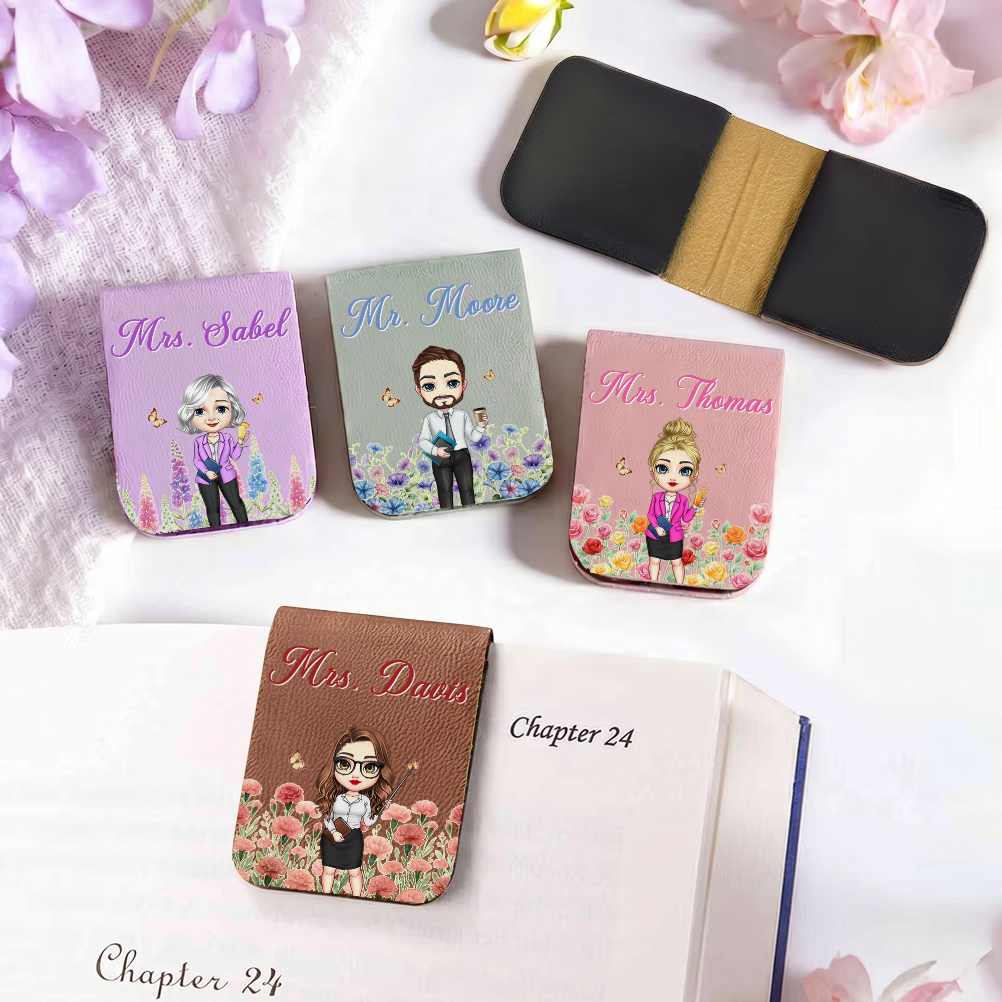 Personalisierter Lesezeichen-Clip aus PU-Leder mit Cartoon-Figur, Geburtsblume und Text – Geschenk zum Schulanfang und zum Lehrertag für Lehrer und Pädagogen