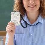 Gepersonaliseerde retro-badgehouder van PU-leer met bloemmotief en tekst – cadeau voor lerarendag en het begin van het nieuwe schooljaar