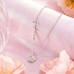 Individuell gestaltete Halskette mit Geburtsblume und Namen – zierlicher Schmuck als Geschenk zum Geburtstag oder zum Jahrestag für Freunde und Familie