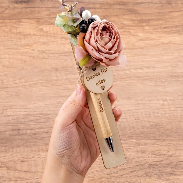 Bolígrafo de madera personalizado con flores artificiales y etiqueta con texto grabado regalo de boda y cumpleaños para amiga profe o dama de honor