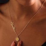Individuell gestaltete Halskette mit Geburtsblume und Namen – zierlicher Schmuck als Geschenk zum Geburtstag oder zum Jahrestag für Freunde und Familie