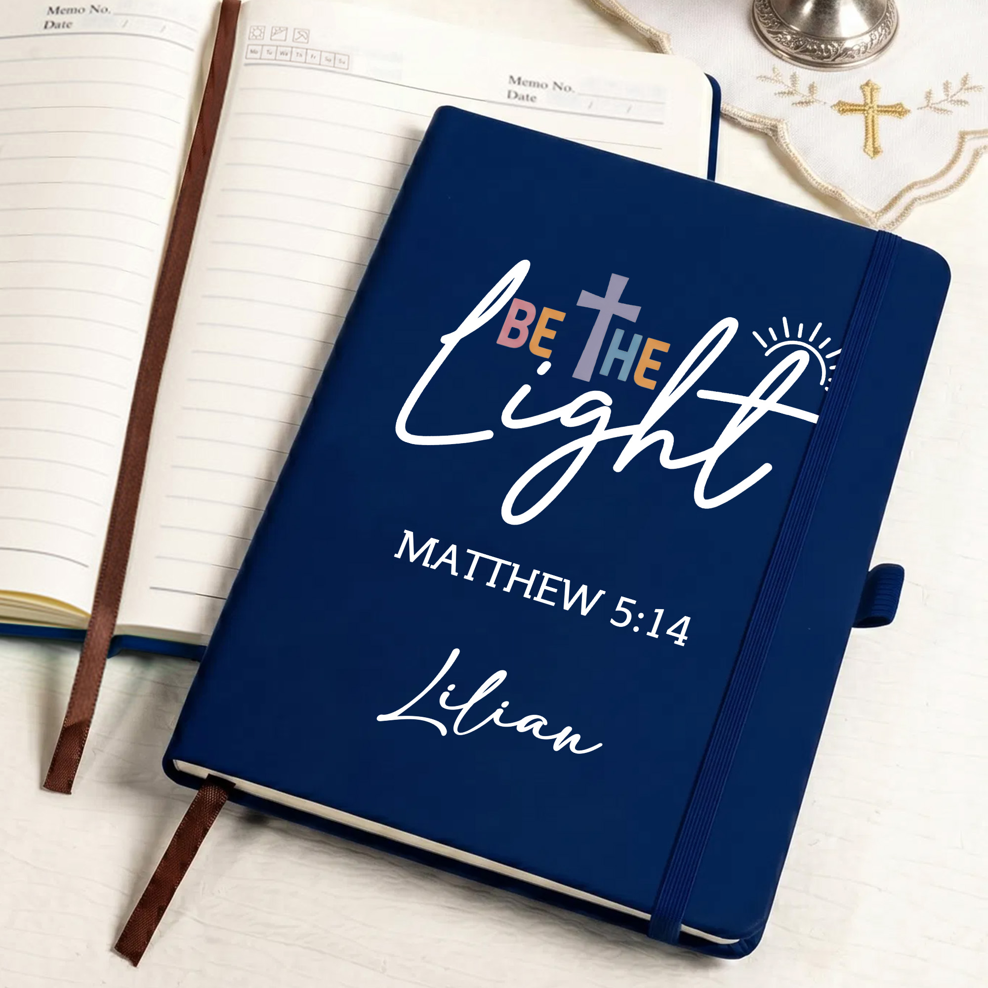 Personalisiertes Notizbuch im A5-Format aus PU-Leder mit Bibelvers „Gott ist Liebe – Sei das Licht“ und Kreuzmotiv, mit Namen – religiöses Geschenk zur Taufe oder zum Geburtstag für Christen
