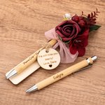 Bolígrafo de madera personalizado con flores artificiales y etiqueta con texto grabado regalo de boda y cumpleaños para amiga profe o dama de honor