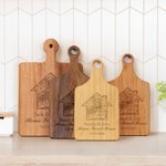 Tabla de cortar reversible de madera para quesos y embutidos, con texto personalizado en el mapa, antideslizante y con nombre; regalo de boda o de inauguración de casa para la familia