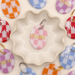 Placa acrílica personalizada para mascotas con diseño de tablero de ajedrez multicolor a rayas y nombre; ideal para el uso diario y como regalo de cumpleaños para los dueños de mascotas