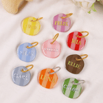 Placa acrílica personalizada para mascotas con diseño de tablero de ajedrez multicolor a rayas y nombre; ideal para el uso diario y como regalo de cumpleaños para los dueños de mascotas