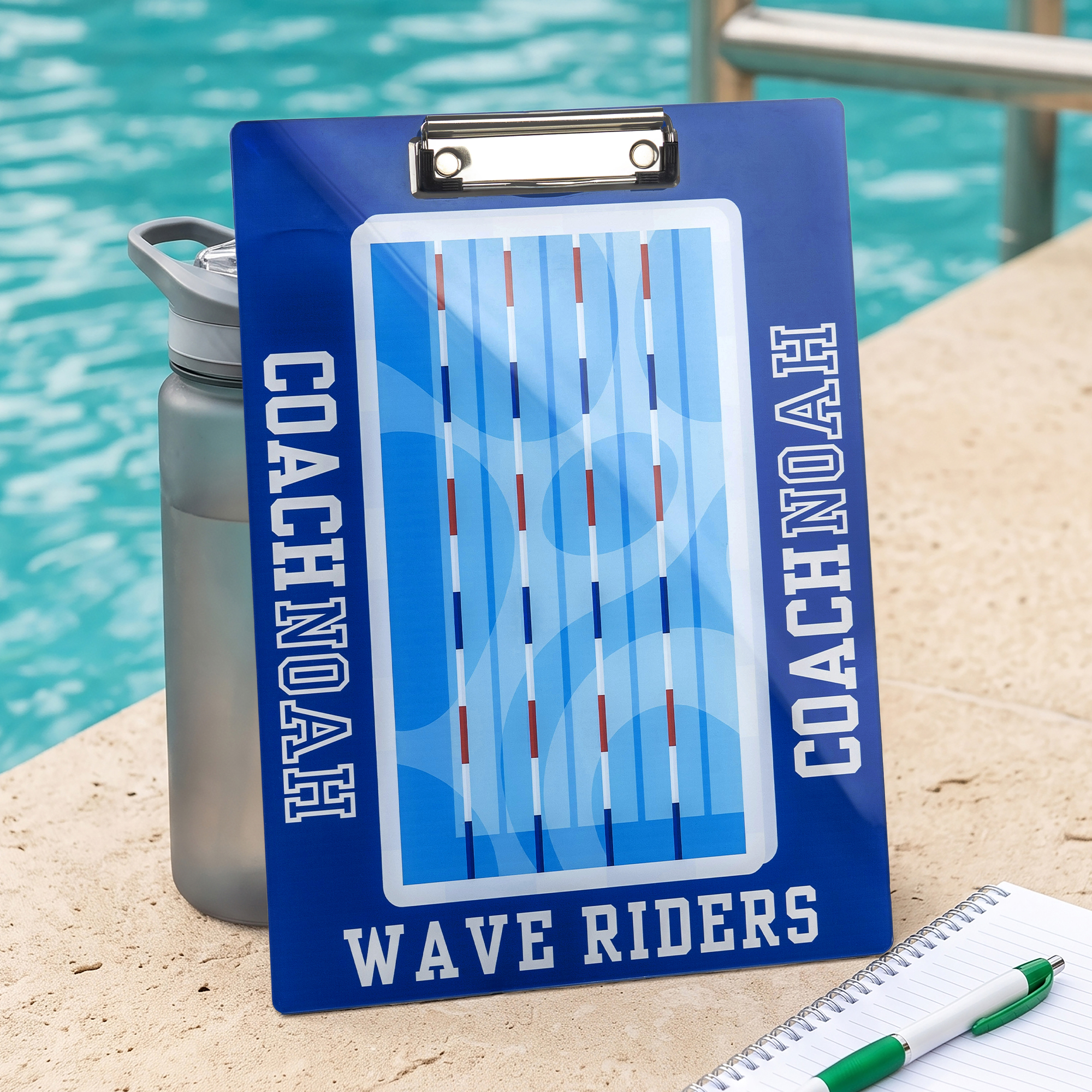 Individuell gestaltete, mehrfarbige Acryl-Schreibunterlage im Schwimmbecken-Design mit Namen – als Geschenk für das tägliche Training oder zum Geburtstag für den Trainer