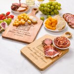 Tabla de cortar reversible de madera para quesos y embutidos, con texto personalizado en el mapa, antideslizante y con nombre; regalo de boda o de inauguración de casa para la familia