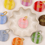 Placa acrílica personalizada para mascotas con diseño de tablero de ajedrez multicolor a rayas y nombre; ideal para el uso diario y como regalo de cumpleaños para los dueños de mascotas