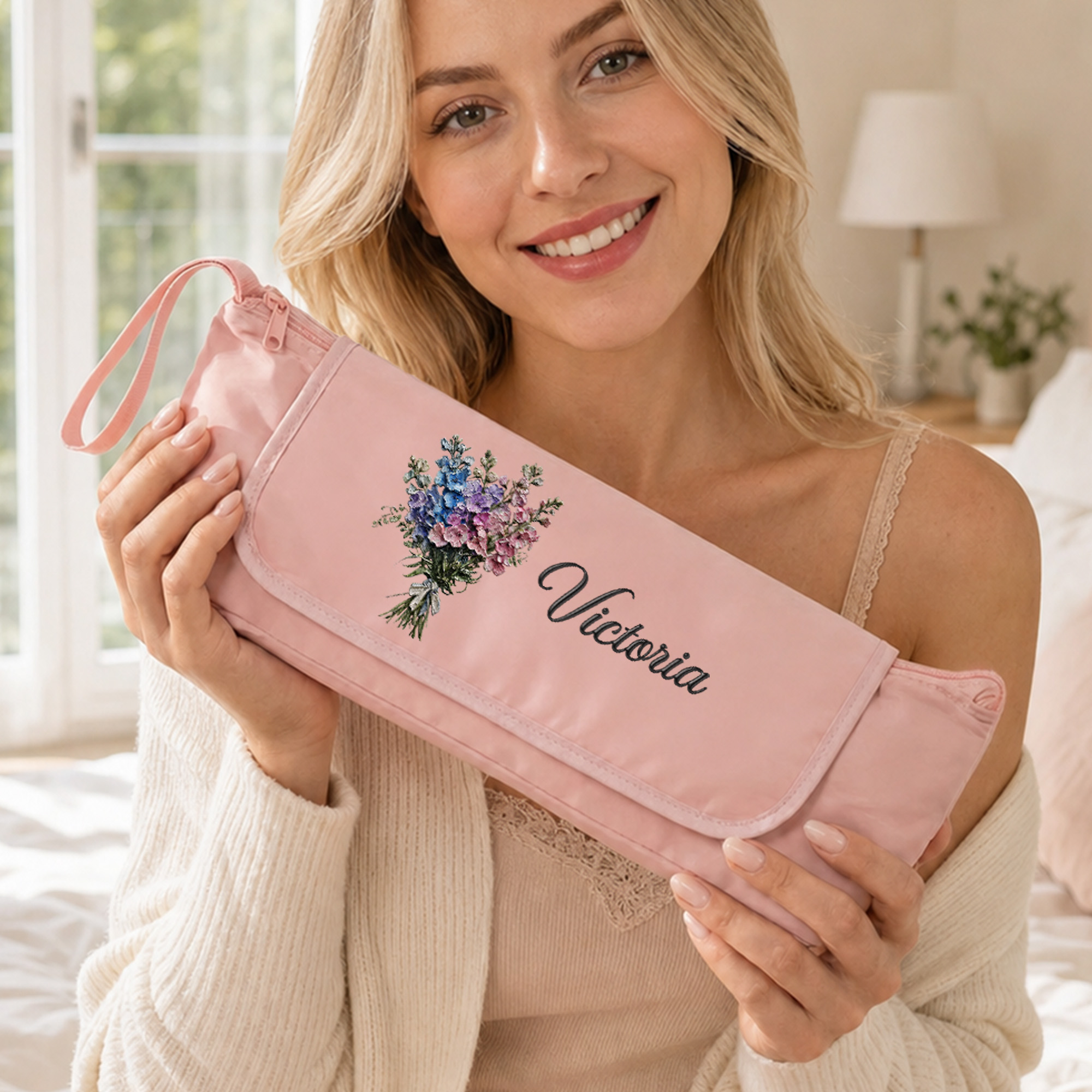 Individuell gestaltete Aufbewahrungstasche für einen tragbaren Heizstab mit Ölgemälde und Geburtsblume sowie Namenszug – Reisezubehör und Weihnachtsgeschenk für Frauen