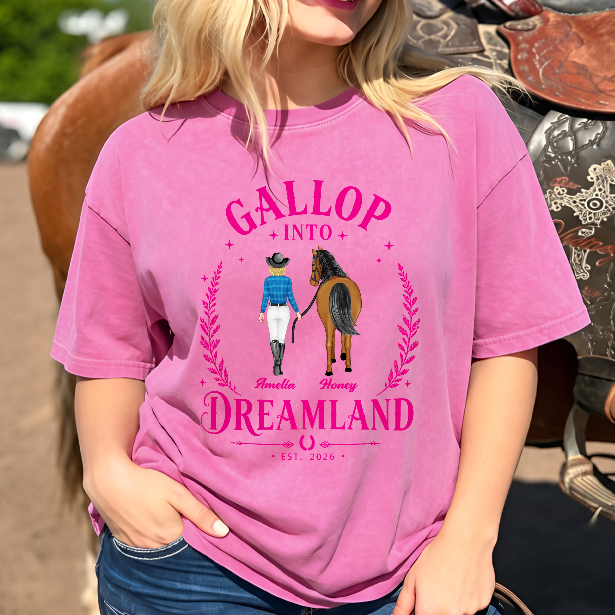 Individuell gestaltetes, mehrfarbiges T-Shirt mit Cartoon-Cowboy-Figur und Pferd, mit Namen und Jahreszahl – Cowboy-Motiv, für den Alltag, Geburtstagsgeschenk für Pferdeliebhaber