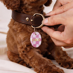 Placa acrílica personalizada para mascotas con diseño de tablero de ajedrez multicolor a rayas y nombre; ideal para el uso diario y como regalo de cumpleaños para los dueños de mascotas