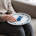Gepersonaliseerd keramisch bord in blauw-witte porseleinstijl met foto van huisdier, naam en standaard – woondecoratie, herdenkingscadeau of verjaardagscadeau voor huisdiereigenaren