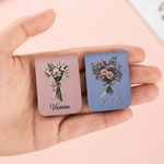 Marcapáginas magnético personalizado de cuero PU con diseño de flor de nacimiento pintado al óleo en varios colores y con el nombre, ideal para uso diario y como regalo de cumpleaños para los amantes 