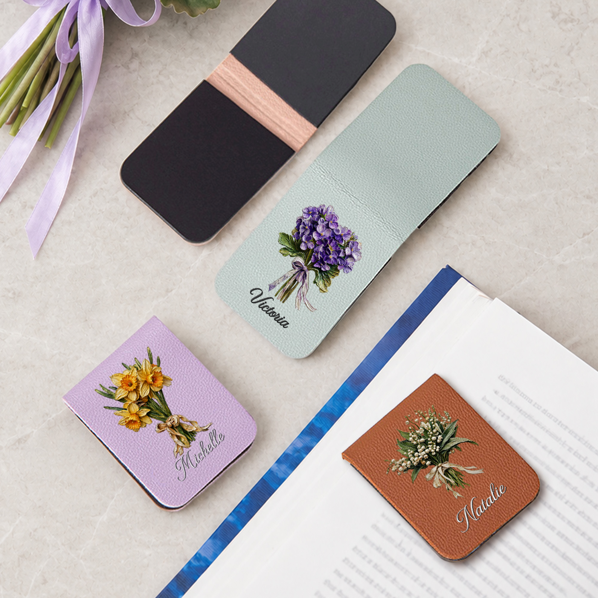 Personalisierter, mehrfarbiger Lesezeichen-Clip aus PU-Leder mit Ölgemälde der Geburtsblume und Magnet, mit Namen – Alltagsgeschenk zum Geburtstag für Buchliebhaber