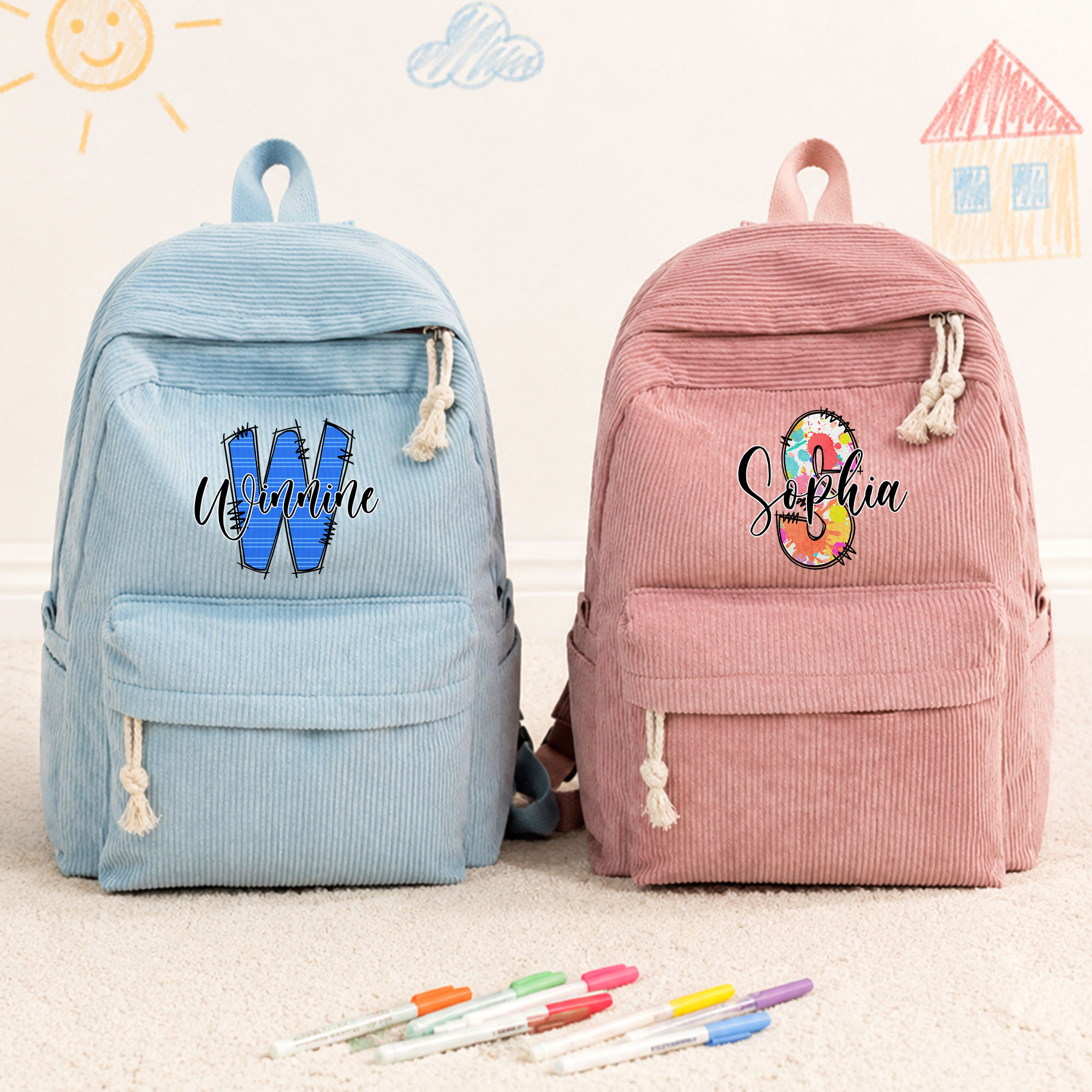 Individuell gestalteter Rucksack aus mehrfarbigem Cord mit Cartoon-Initiale und Namenszug – für den täglichen Gebrauch, zum Schulanfang oder als Geburtstagsgeschenk für Kinder und Kleinkinder