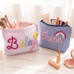 Neceser de maquillaje personalizado de seersucker de colores con nombre, con diseño de flores o arcoíris: accesorio de verano para la playa y los viajes, ideal como regalo para una fiesta o para una d