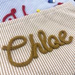 Neceser de maquillaje personalizado de seersucker de colores con nombre, con diseño de flores o arcoíris: accesorio de verano para la playa y los viajes, ideal como regalo para una fiesta o para una d