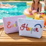 Neceser de maquillaje personalizado de seersucker de colores con nombre, con diseño de flores o arcoíris: accesorio de verano para la playa y los viajes, ideal como regalo para una fiesta o para una d