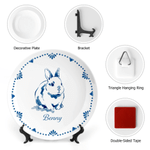 Gepersonaliseerd keramisch bord in blauw-witte porseleinstijl met foto van huisdier, naam en standaard – woondecoratie, herdenkingscadeau of verjaardagscadeau voor huisdiereigenaren
