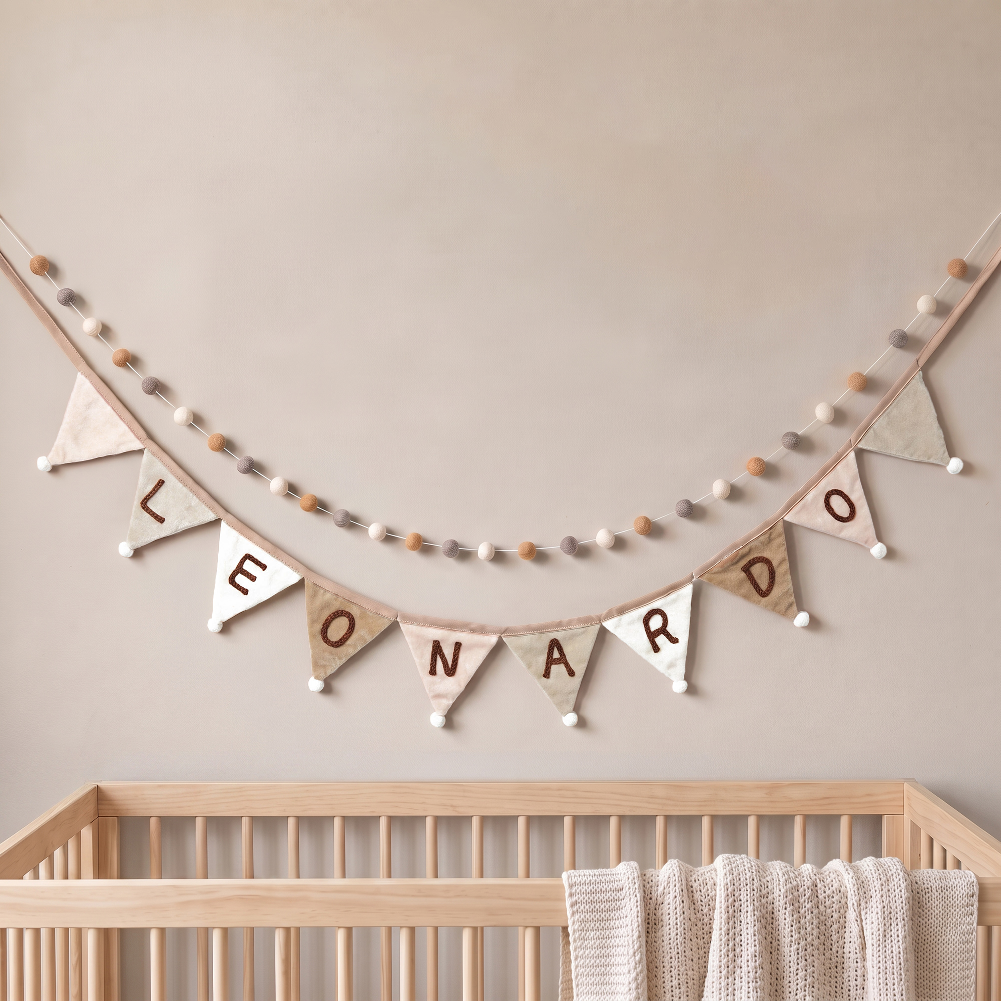 Individuell gestaltete, mehrfarbige, aufhängbare Dreiecks-Wimpelkette mit Flauschbällchen – Wohnaccessoire, Geschenk zum Geburtstag, zur Babyparty, für Kinder und Eltern