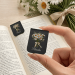 Marcapáginas magnético personalizado de cuero PU con diseño de flor de nacimiento pintado al óleo en varios colores y con el nombre, ideal para uso diario y como regalo de cumpleaños para los amantes 