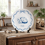 Gepersonaliseerd keramisch bord in blauw-witte porseleinstijl met foto van huisdier, naam en standaard – woondecoratie, herdenkingscadeau of verjaardagscadeau voor huisdiereigenaren