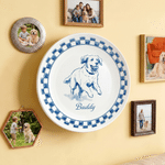 Gepersonaliseerd keramisch bord in blauw-witte porseleinstijl met foto van huisdier, naam en standaard – woondecoratie, herdenkingscadeau of verjaardagscadeau voor huisdiereigenaren