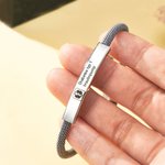 Personligt medicinskt armband med graverad text justerbart flätat rep diskret design för viktig hälsoinformation